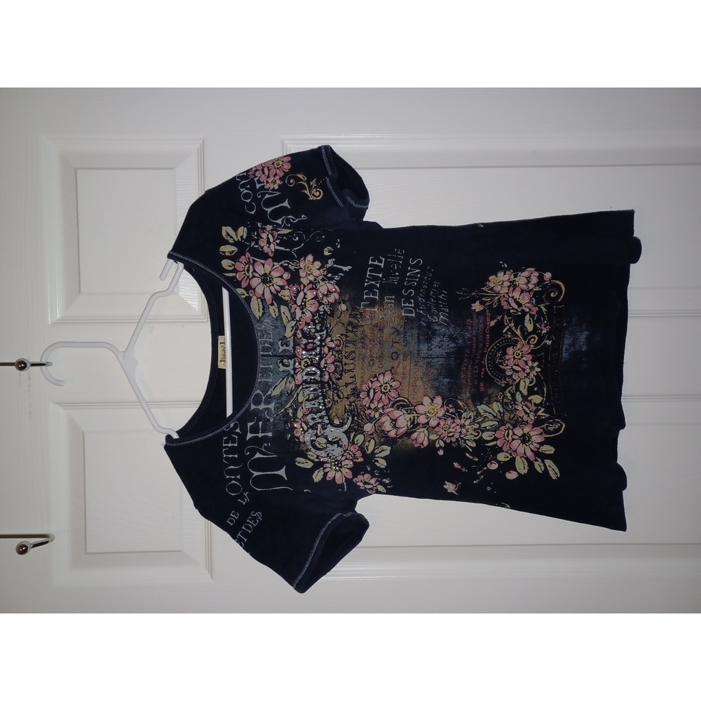 Pretty T w/Desgin and Rhindstones Black
